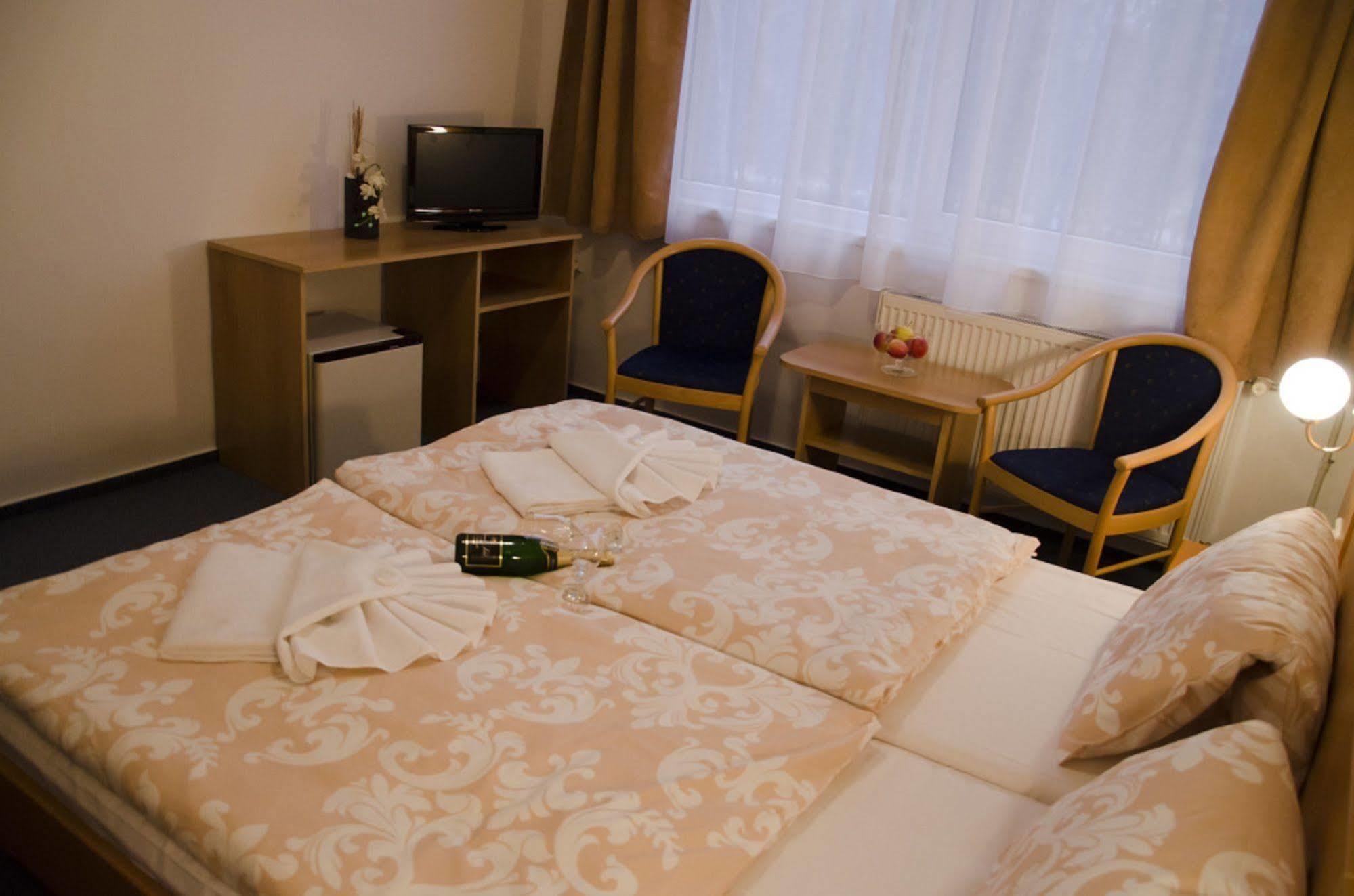 Hotel Zatisi Františkovy Lázně Екстериор снимка